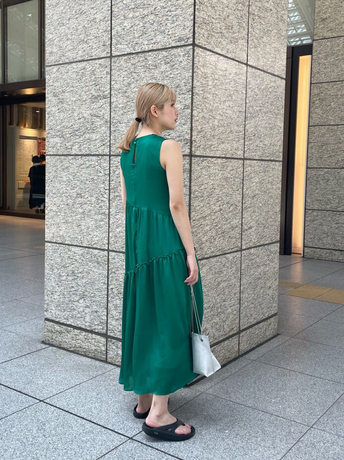 グリーン系のワンピース、ホワイト系のショルダーバッグを着用したレディースの夏コーディネートの3枚目の写真