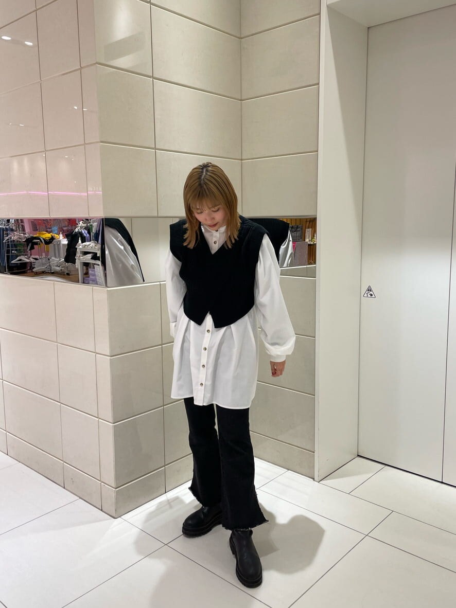 ブラック系のデニムパンツ、ホワイト系のワンピースを着用したレディースの冬コーディネートの2枚目の写真