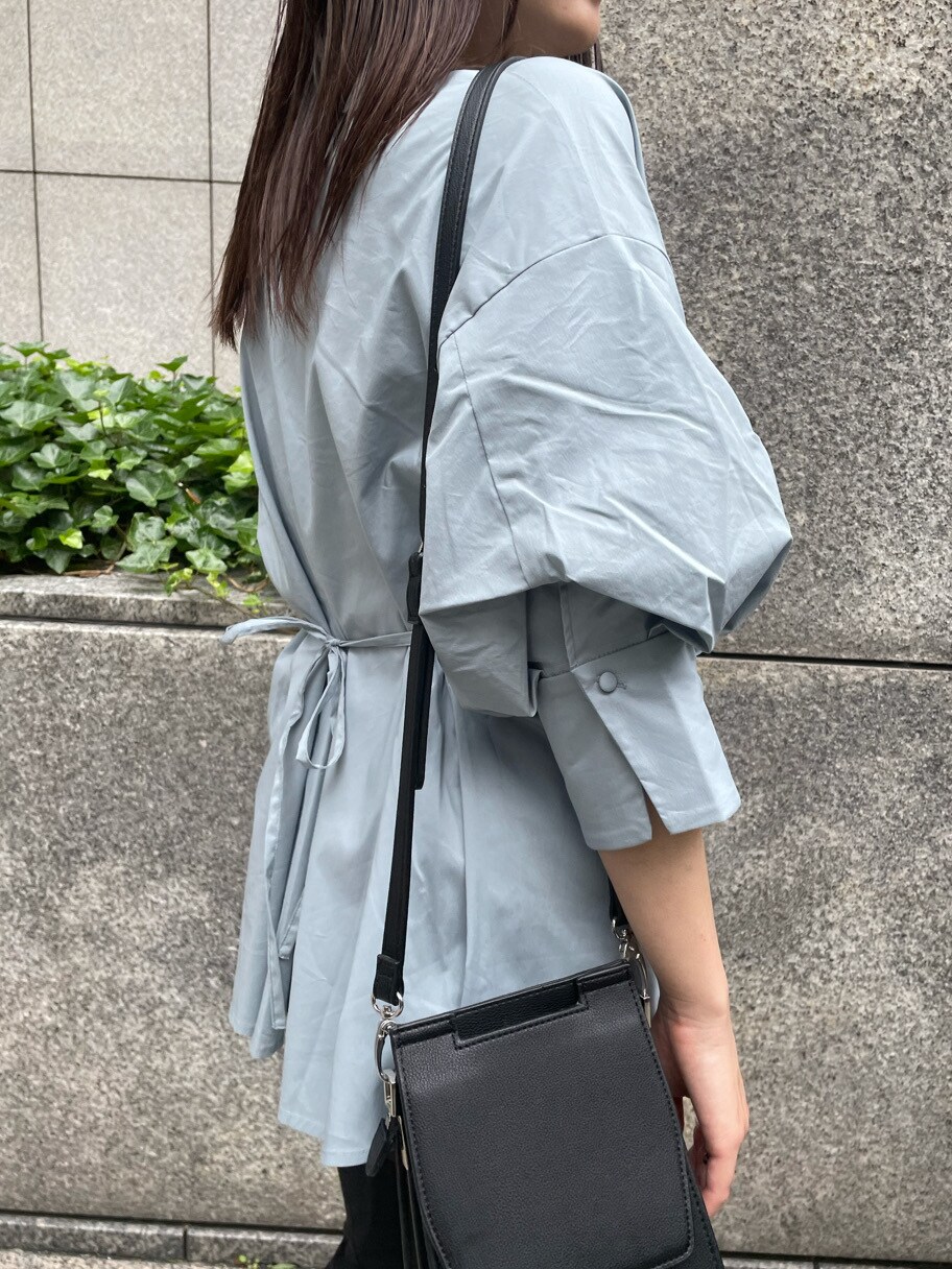 ブルー系のシャツ/ブラウス、ブラック系のサンダル、ブラック系のハンドバッグを着用したレディースの春コーディネートの7枚目の写真