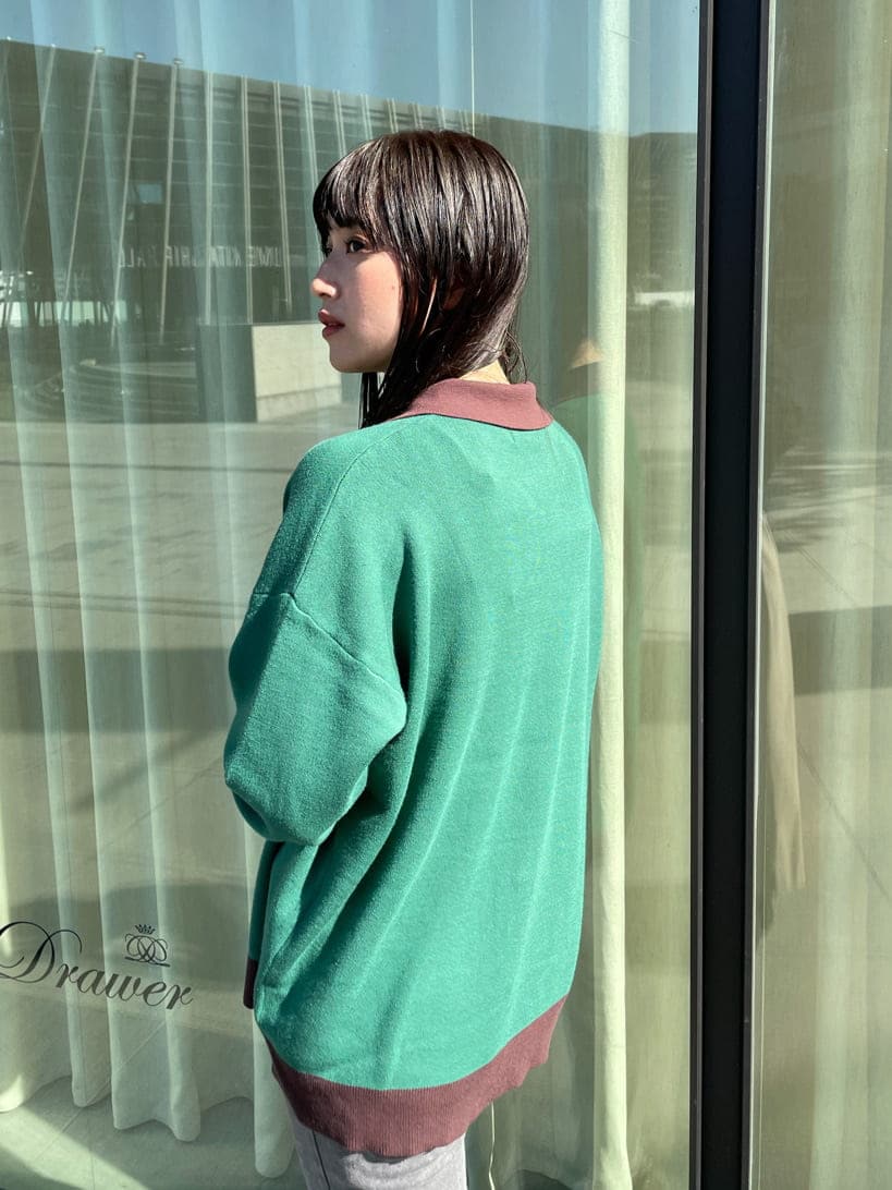 グリーン系のニット/セーター、グリーン系のカーディガン/ボレロ、ブラック系のデニムパンツを着用したレディースの秋コーディネートの4枚目の写真