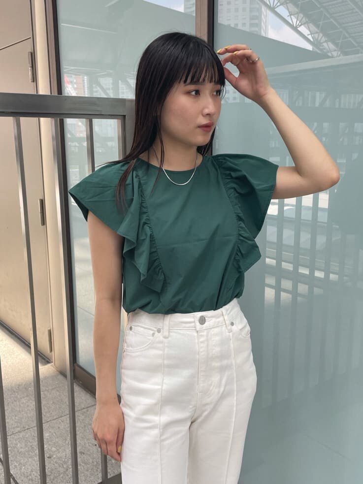 ホワイト系のその他パンツ、グリーン系のシャツ/ブラウス、ホワイト系のサンダルを着用したレディースの夏コーディネートの4枚目の写真