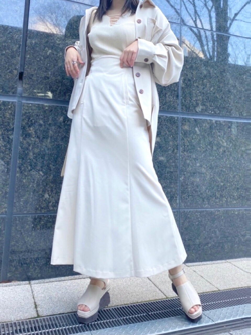 ホワイト系のブルゾン、ホワイト系のニット/セーター、ホワイト系のサンダルを着用したレディースの春コーディネートの3枚目の写真