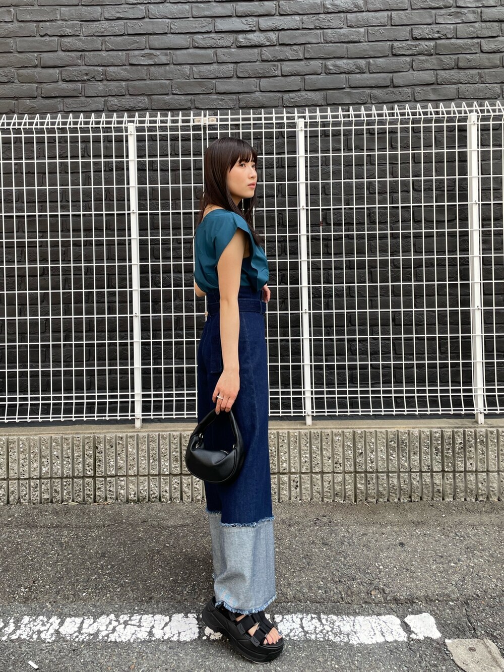 ブルー系のデニムパンツ、ブラック系のサンダル、ブルー系のシャツ/ブラウスを着用したレディースの春コーディネートの3枚目の写真