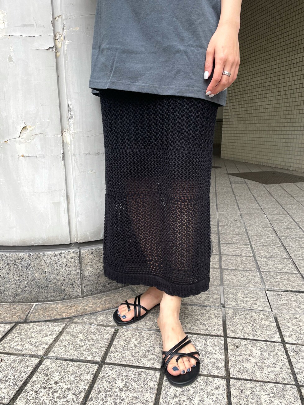 その他のTシャツ/カットソー、ブラック系のスカート、ブラック系のサンダルを着用したレディースの春コーディネートの6枚目の写真