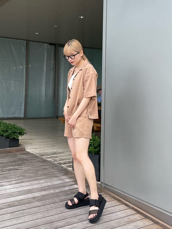 ブラック系のサンダル、ホワイト系のタンクトップ、ブラウン系のシャツ/ブラウスを着用したレディースの夏コーディネートの2枚目の写真