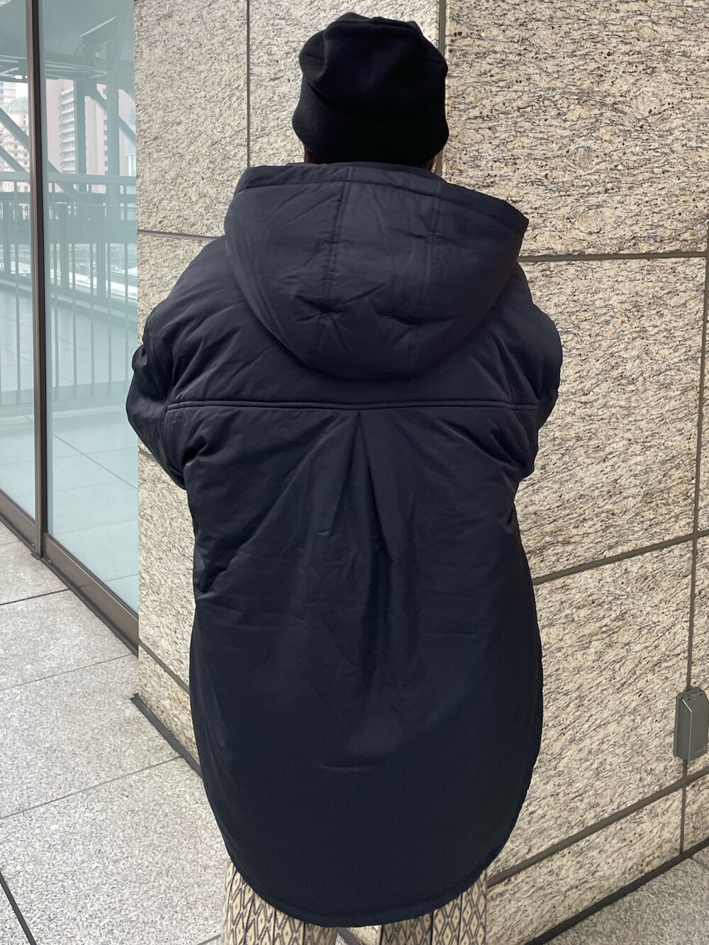 ブルー系のニット/セーター、ブラック系のブルゾンを着用したレディースの秋コーディネートの8枚目の写真