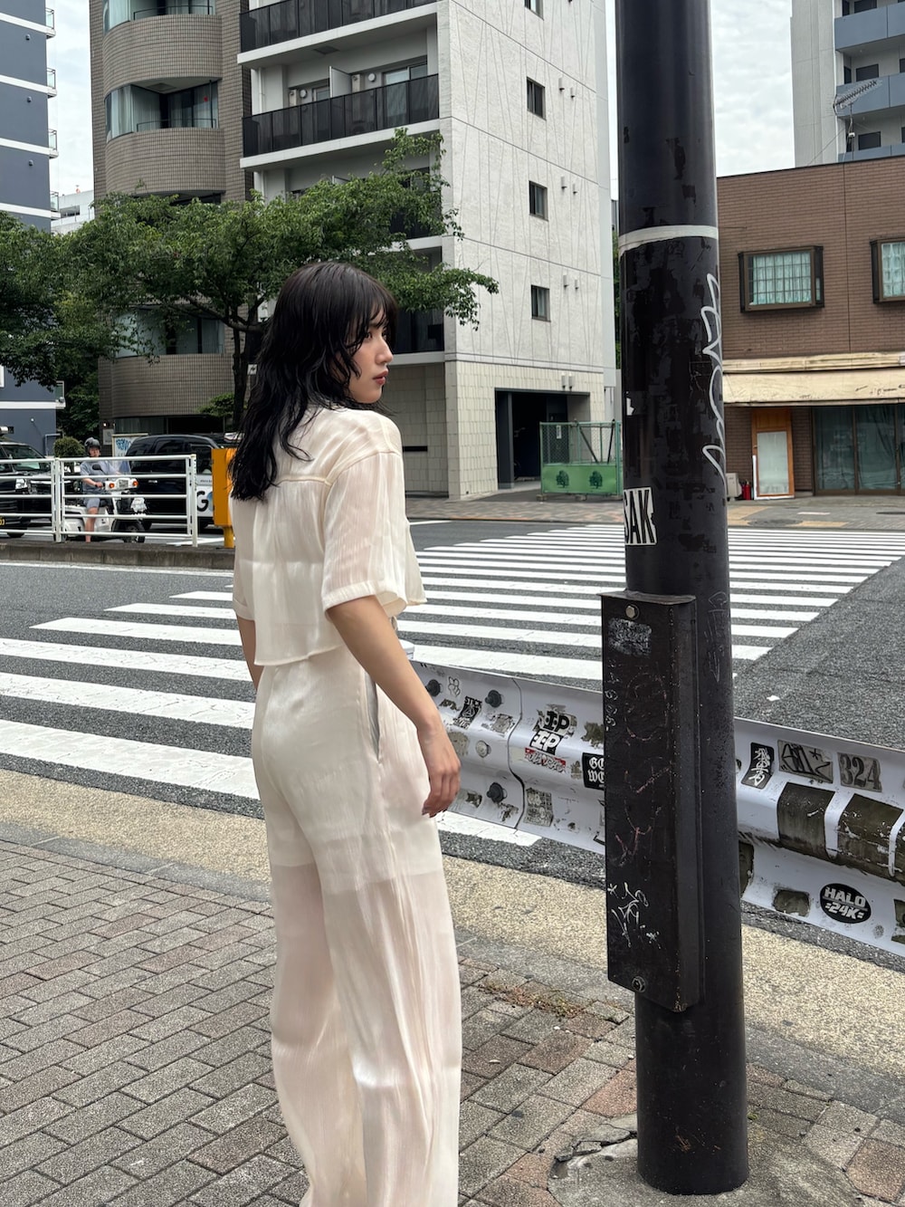 ホワイト系のシャツ/ブラウス、ホワイト系のその他パンツ、ブラック系のサンダルを着用したレディースの夏コーディネートの2枚目の写真