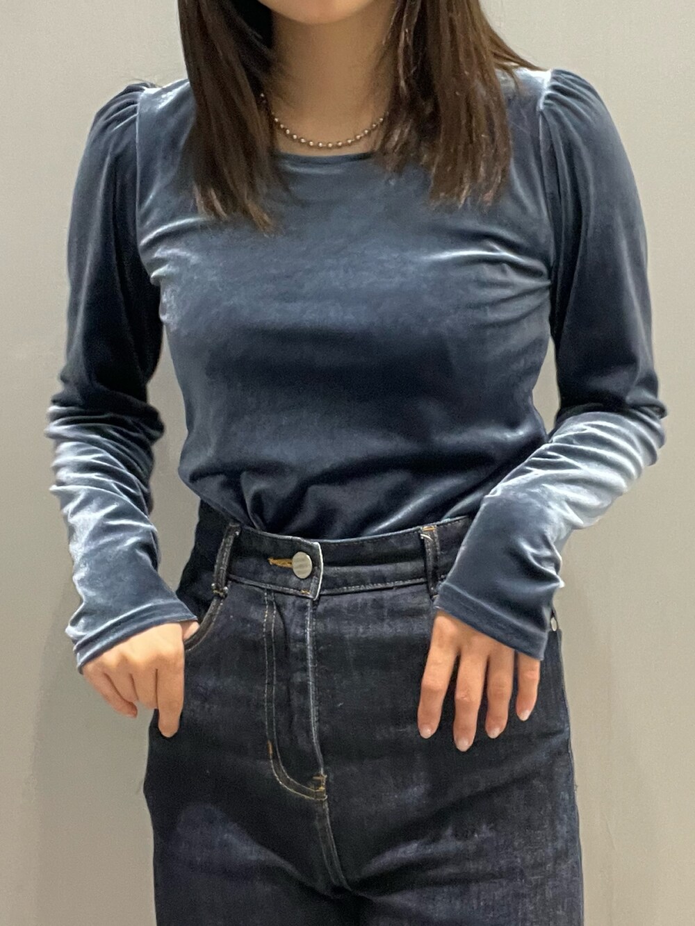 ブルー系のTシャツ/カットソー、ブラック系のブーツを着用したレディースの秋コーディネートの4枚目の写真