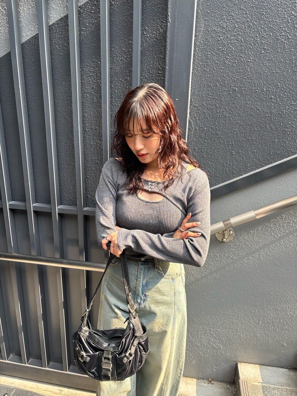 その他のニット/セーター、ブルー系のデニムパンツを着用したレディースの冬コーディネートの3枚目の写真