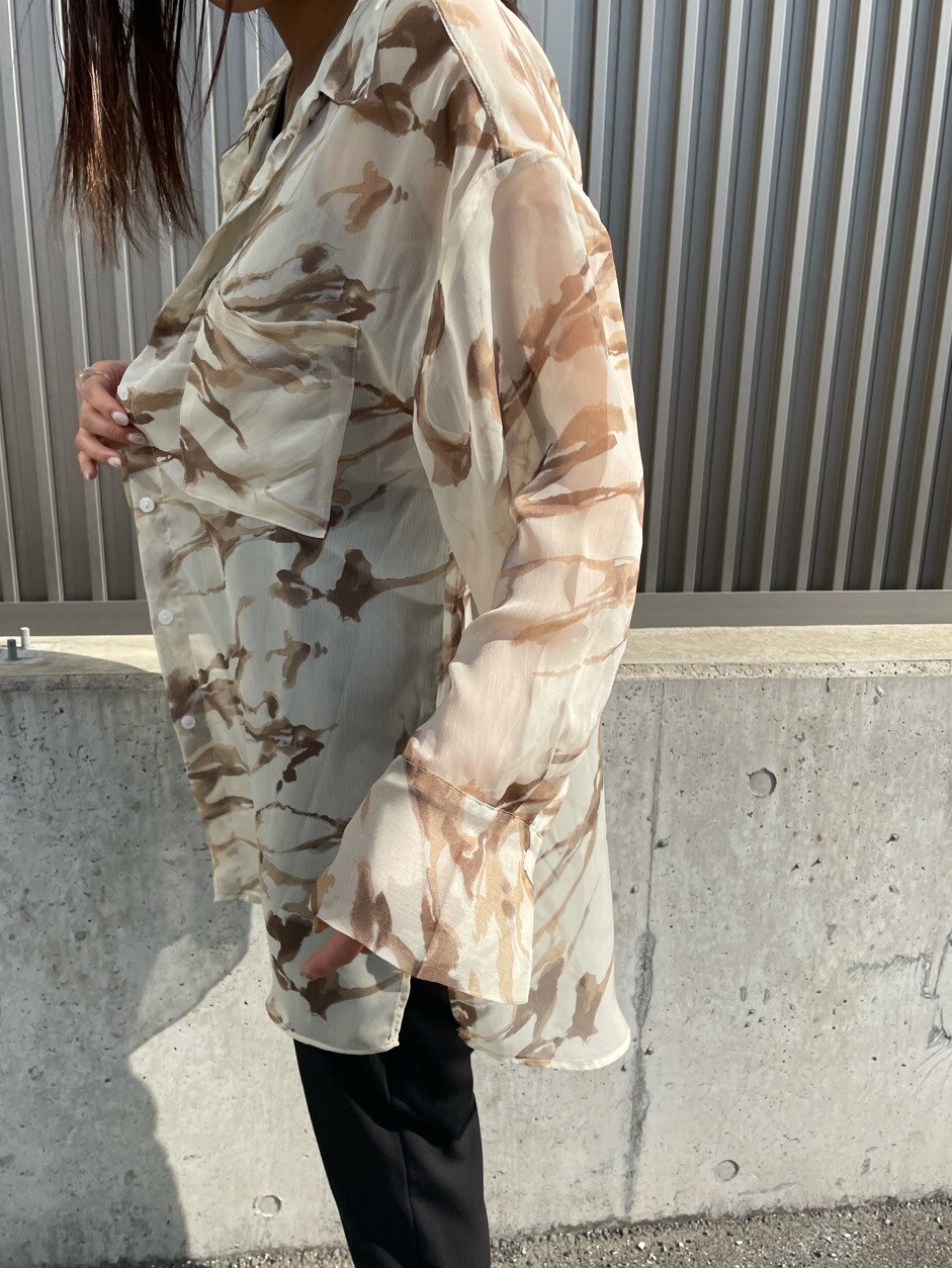 ブラック系のその他パンツ、ブラック系のサンダル、ベージュ系のニット/セーターを着用したレディースの春コーディネートの6枚目の写真