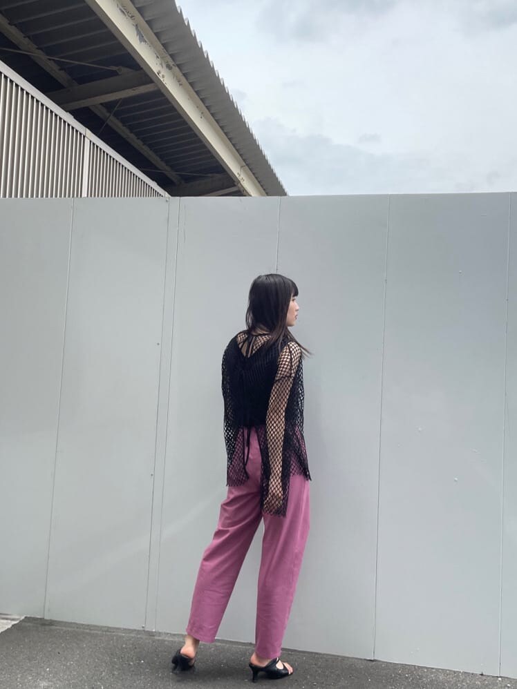 ブラック系のサンダル、ピンク系のスラックス、ブラック系のTシャツ/カットソーを着用したレディースの夏コーディネートの3枚目の写真