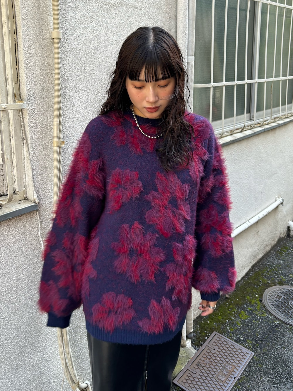 ブルー系のニット/セーター、ブラック系のスカートを着用したレディースの秋コーディネートの4枚目の写真