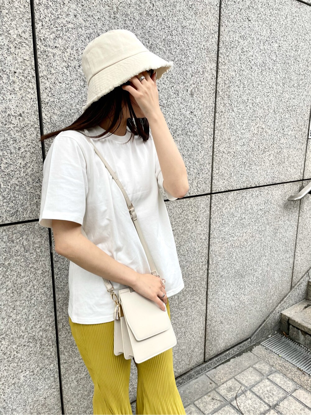 ベージュ系のサンダル、ホワイト系のTシャツ/カットソー、イエロー系のその他パンツを着用したレディースの春コーディネートの4枚目の写真