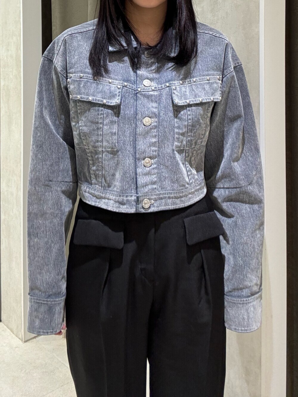 ブラック系のその他パンツ、ベージュ系のブルゾン、グレー系のデニムジャケットを着用したレディースの秋コーディネートの7枚目の写真
