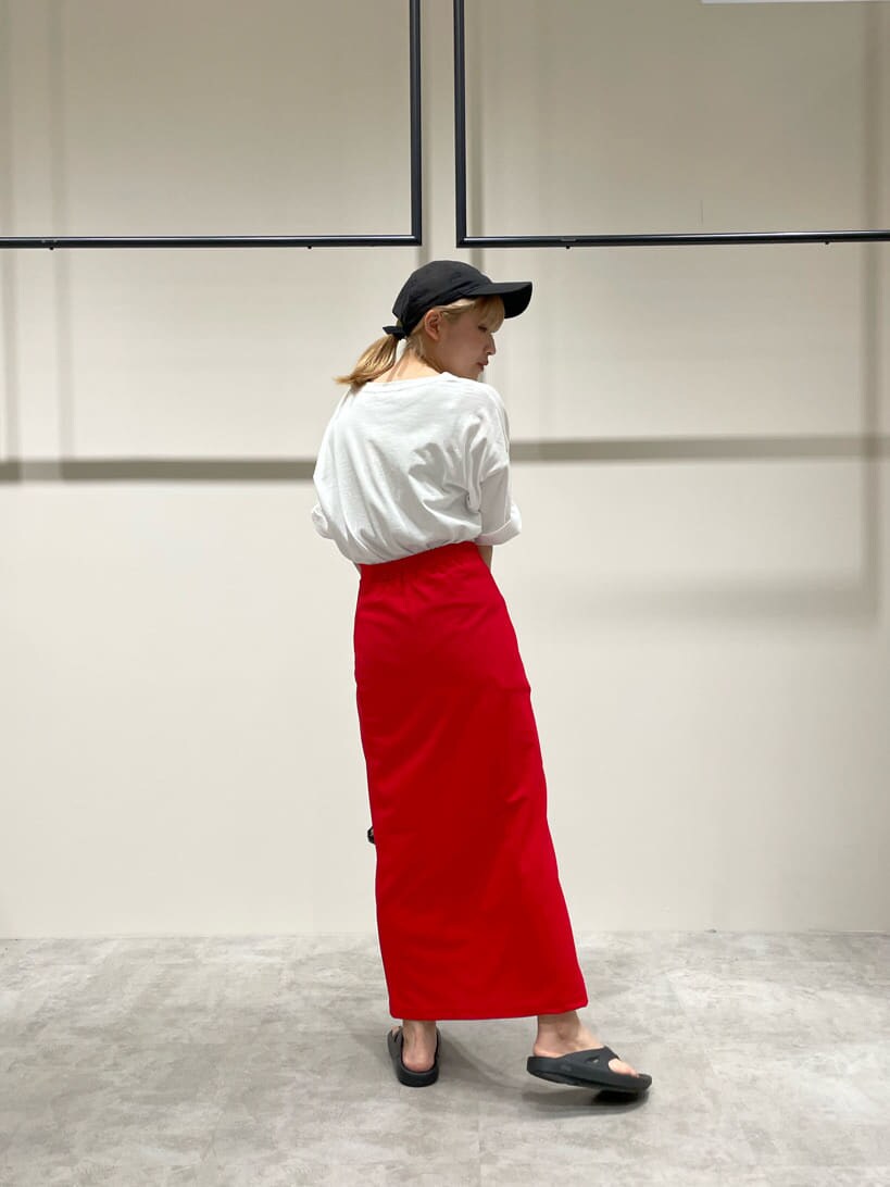 ブラック系のハンドバッグ、ホワイト系のTシャツ/カットソー、レッド系のスカートを着用したレディースの夏コーディネートの5枚目の写真