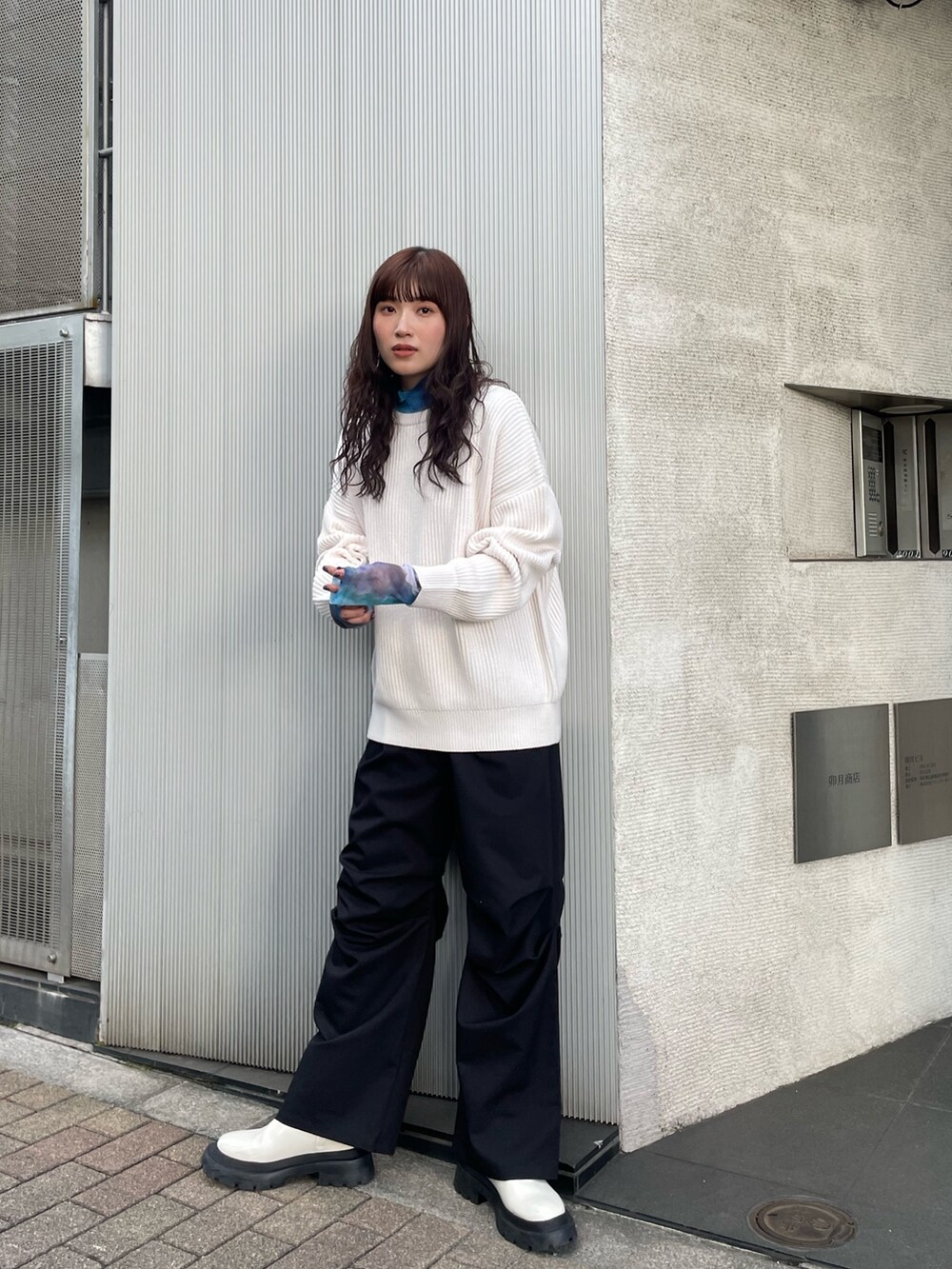 ホワイト系のニット/セーター、ブラック系のその他パンツを着用したレディースの秋コーディネートの2枚目の写真