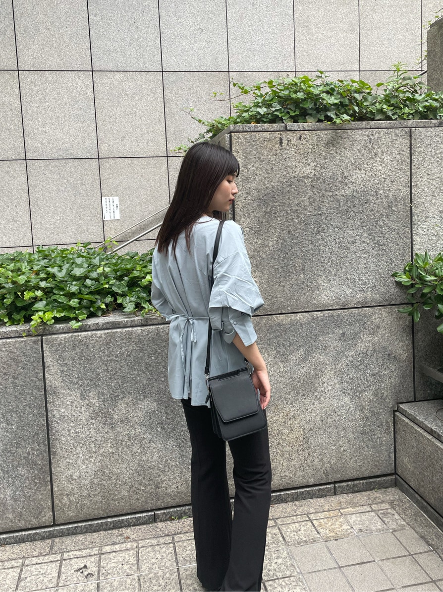 ブルー系のシャツ/ブラウス、ブラック系のサンダル、ブラック系のハンドバッグを着用したレディースの春コーディネートの4枚目の写真