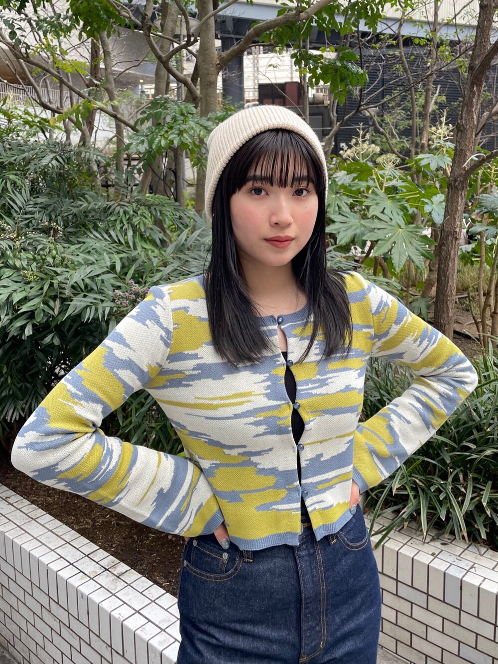 ブルー系のデニムパンツ、イエロー系のカーディガン/ボレロを着用したレディースの冬コーディネートの4枚目の写真