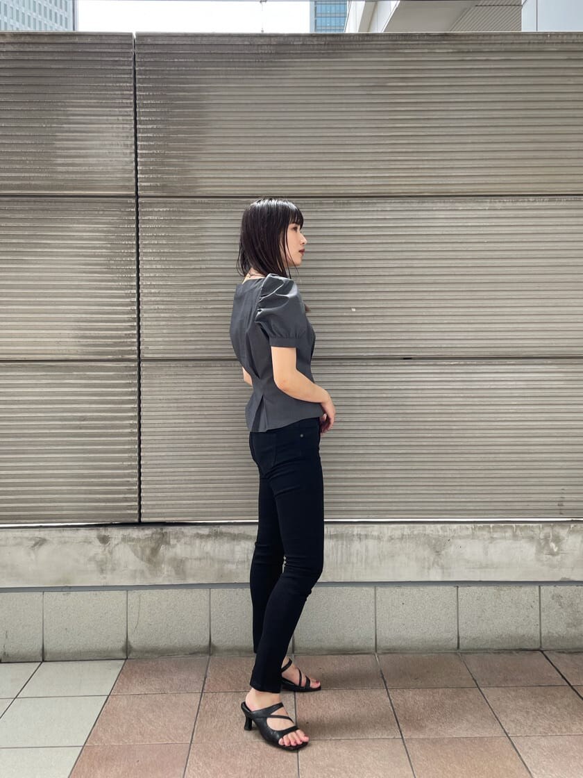 ブラック系のサンダル、ブラック系のデニムパンツ、その他のシャツ/ブラウスを着用したレディースの夏コーディネートの2枚目の写真