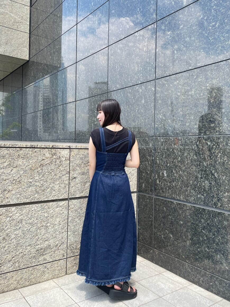 ブラック系のサンダル、ブルー系のワンピース、ブラック系のTシャツ/カットソーを着用したレディースの夏コーディネートの3枚目の写真