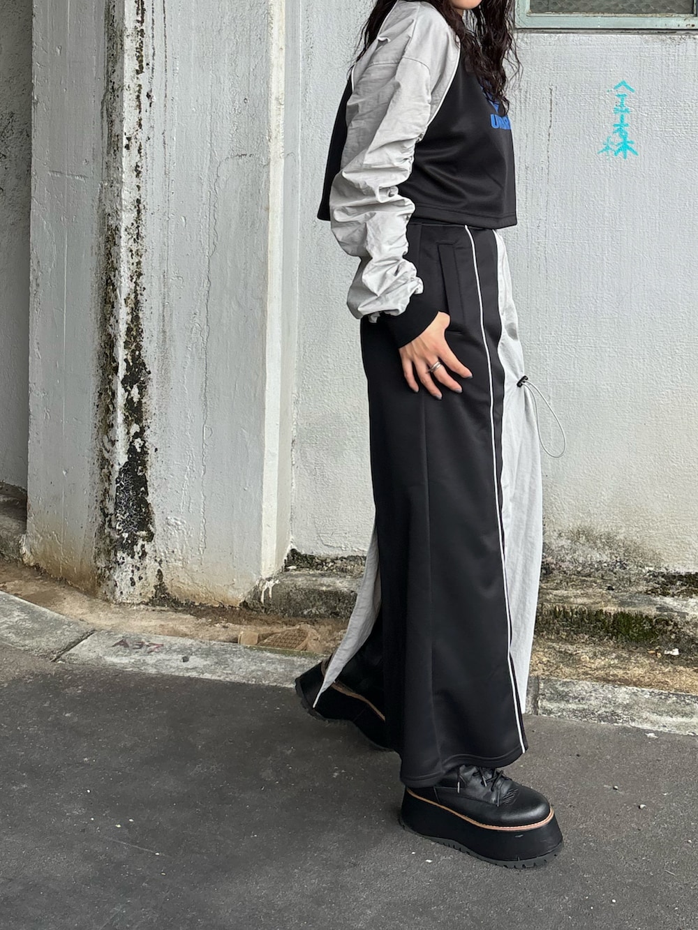 グレー系のTシャツ/カットソー、グレー系のスカートを着用したレディースの秋コーディネートの3枚目の写真