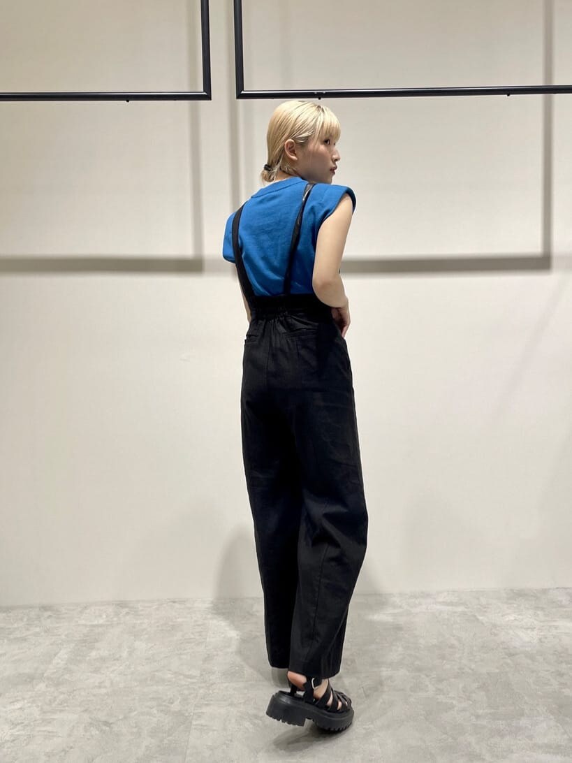 ブラック系のつなぎ/オールインワン、ブラック系のサンダル、ブルー系のタンクトップを着用したレディースの春コーディネートの4枚目の写真