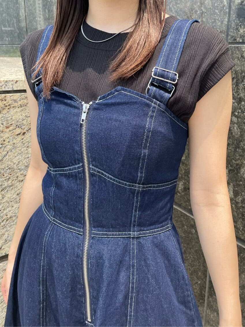 ブラック系のサンダル、ブルー系のワンピース、ブラック系のTシャツ/カットソーを着用したレディースの夏コーディネートの4枚目の写真