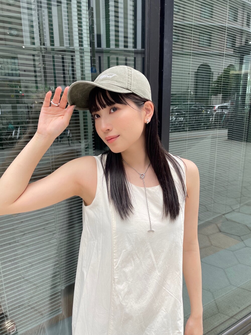ホワイト系のワンピースを着用したレディースの夏コーディネートの4枚目の写真