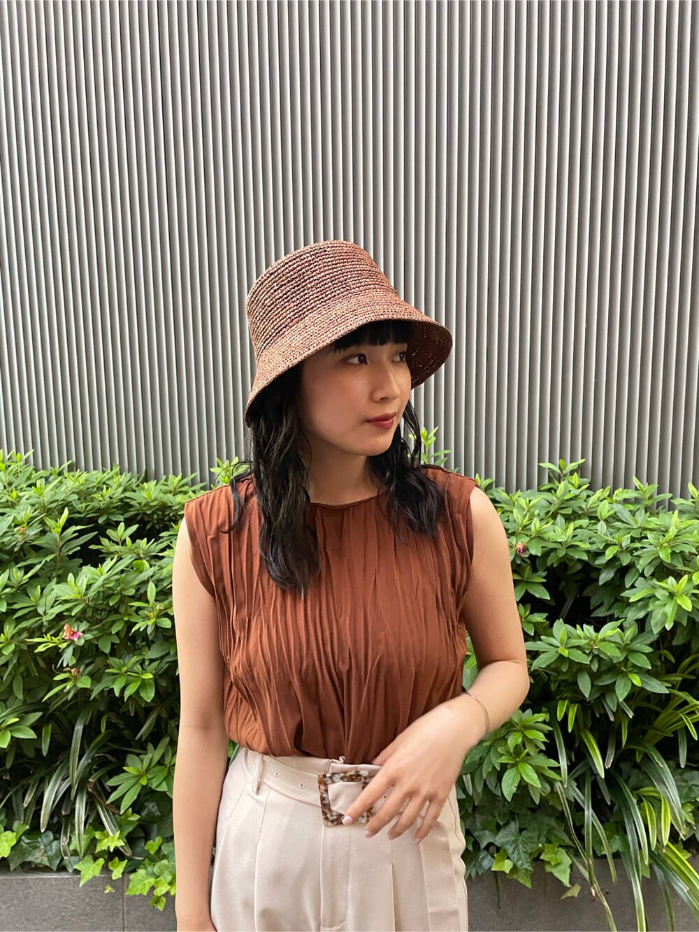 ホワイト系のその他パンツ、ブラウン系のシャツ/ブラウス、ベージュ系のサンダルを着用したレディースの夏コーディネートの4枚目の写真