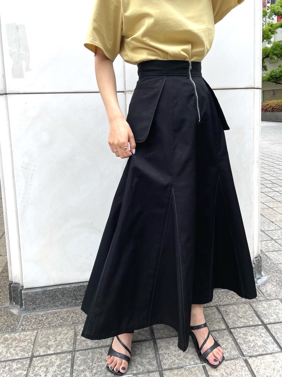 ブラック系のスカート、ブラック系のサンダル、イエロー系のTシャツ/カットソーを着用したレディースの春コーディネートの7枚目の写真