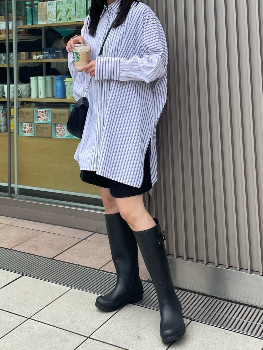 ホワイト系のシャツ/ブラウス、ブラック系のハンドバッグを着用したレディースの春コーディネートの2枚目の写真