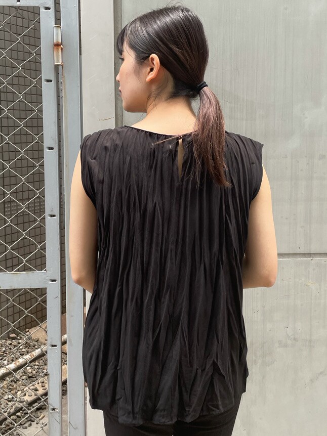 ブラック系のシャツ/ブラウス、ブラック系のサンダル、ブラック系のスラックスを着用したレディースの春コーディネートの5枚目の写真