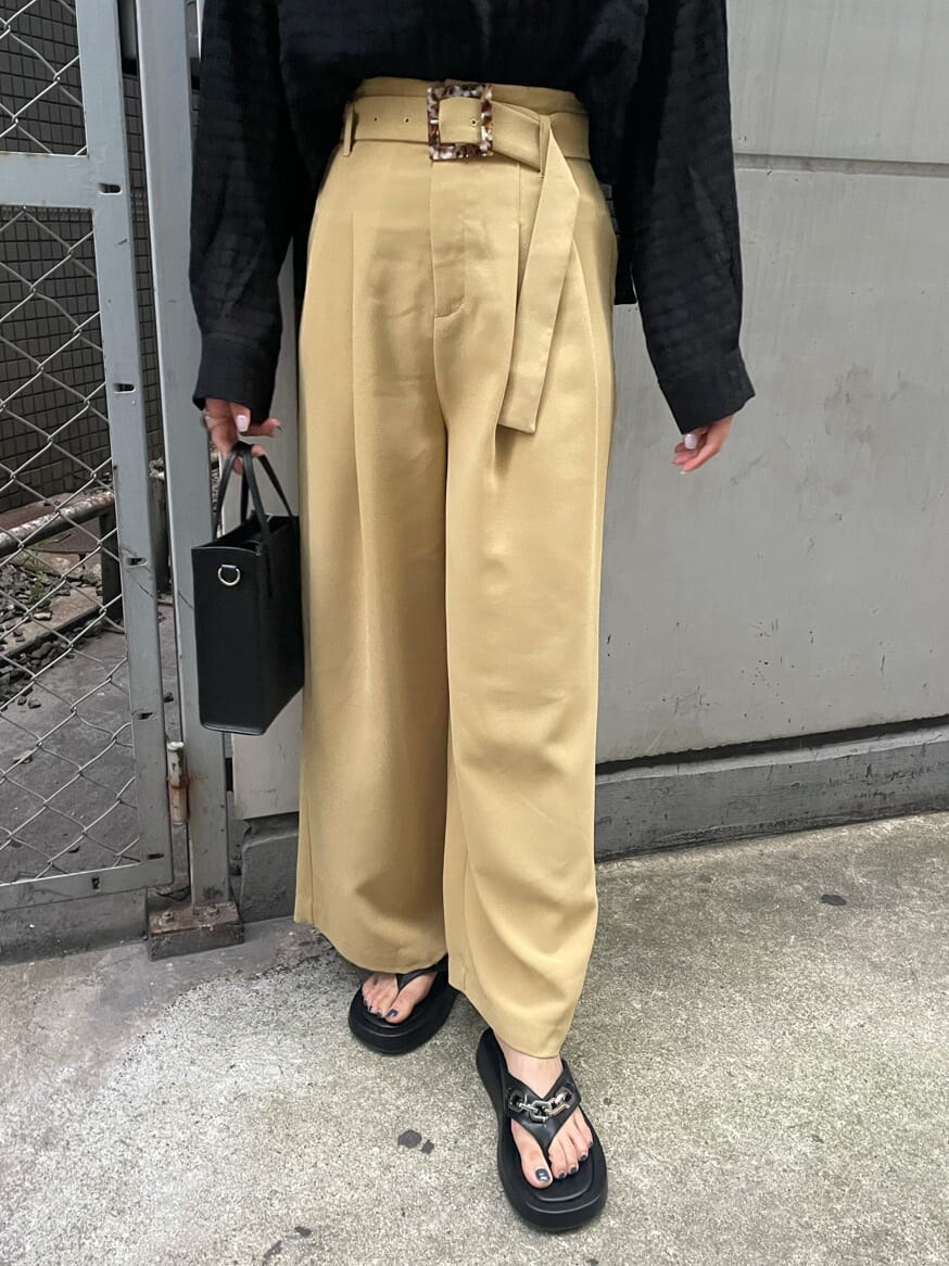 ブラック系のシャツ/ブラウス、イエロー系のその他パンツ、ブラック系のサンダルを着用したレディースの夏コーディネートの6枚目の写真