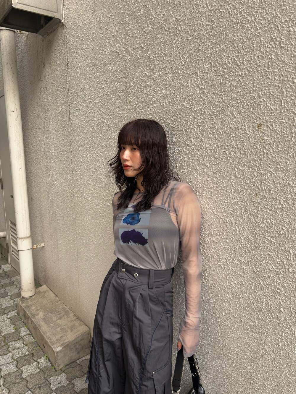 グレー系のTシャツ/カットソー、ブラック系のショルダーバッグを着用したレディースの冬コーディネートの4枚目の写真