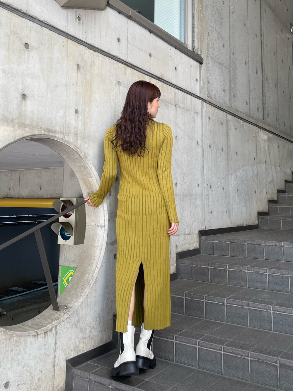 グレー系のムートンコート、イエロー系のワンピースを着用したレディースの秋コーディネートの5枚目の写真