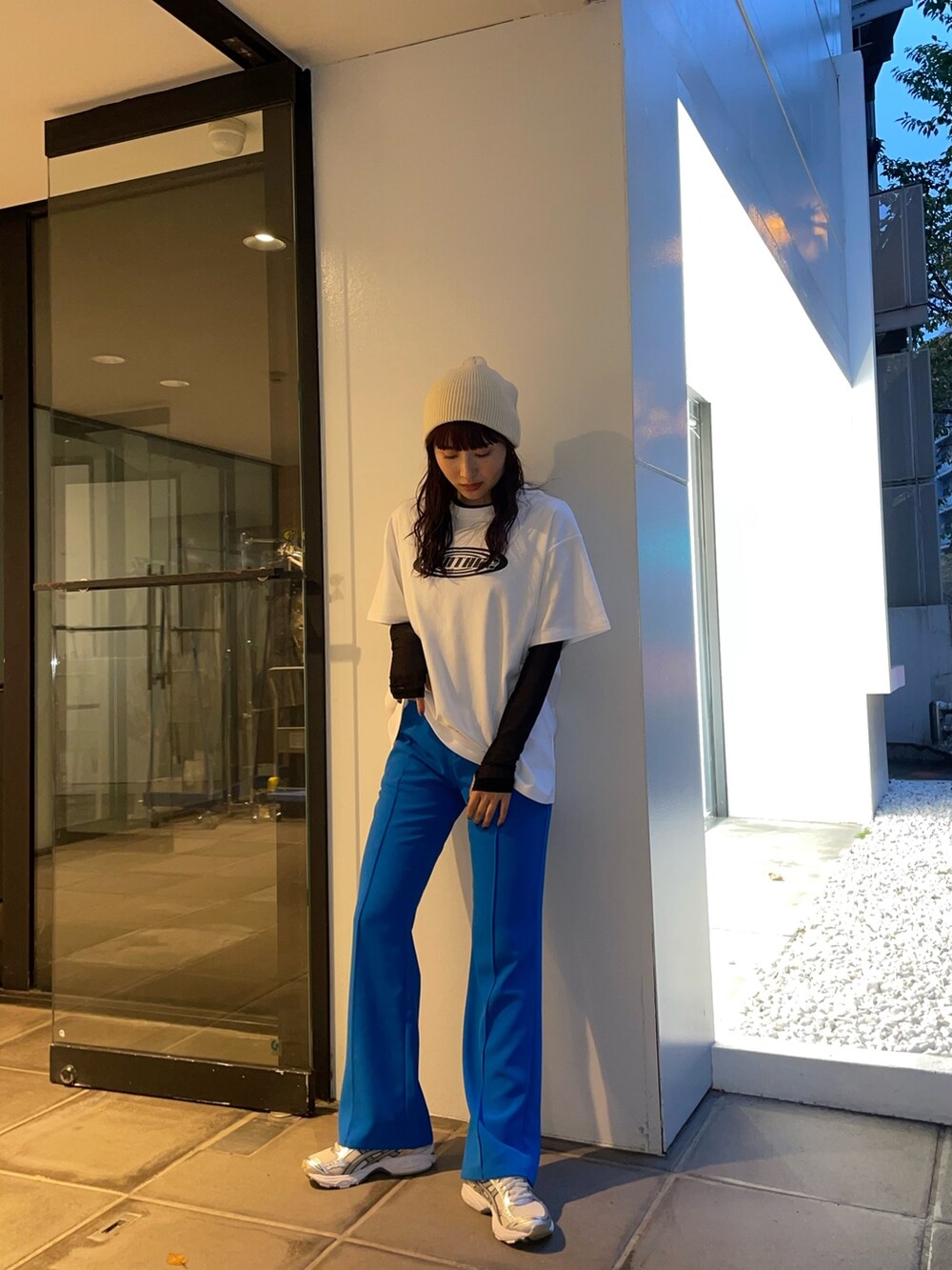 ホワイト系のTシャツ/カットソーを着用したレディースの冬コーディネートの2枚目の写真