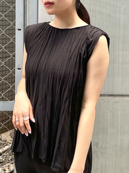 ブラック系のシャツ/ブラウス、ブラック系のサンダル、ブラック系のスラックスを着用したレディースの春コーディネートの4枚目の写真