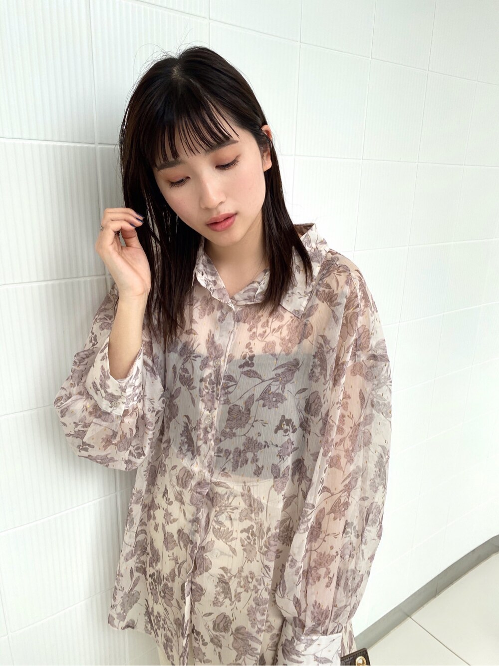 ブラウン系のハンドバッグ、ホワイト系のシャツ/ブラウス、ホワイト系のその他パンツを着用したレディースの春コーディネートの2枚目の写真