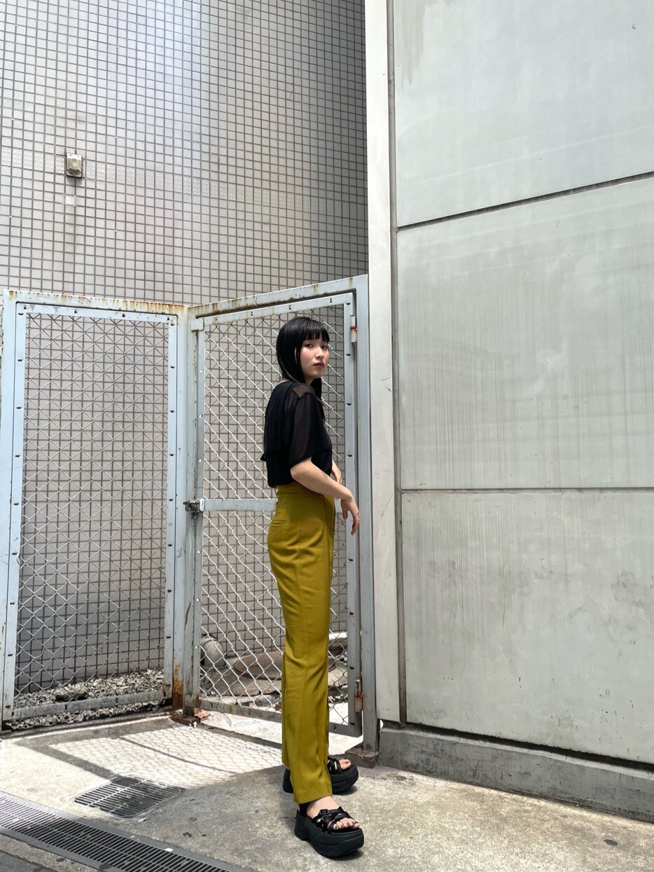 ベージュ系のその他パンツ、ブラック系のサンダル、ブラック系のTシャツ/カットソーを着用したレディースの春コーディネートの6枚目の写真