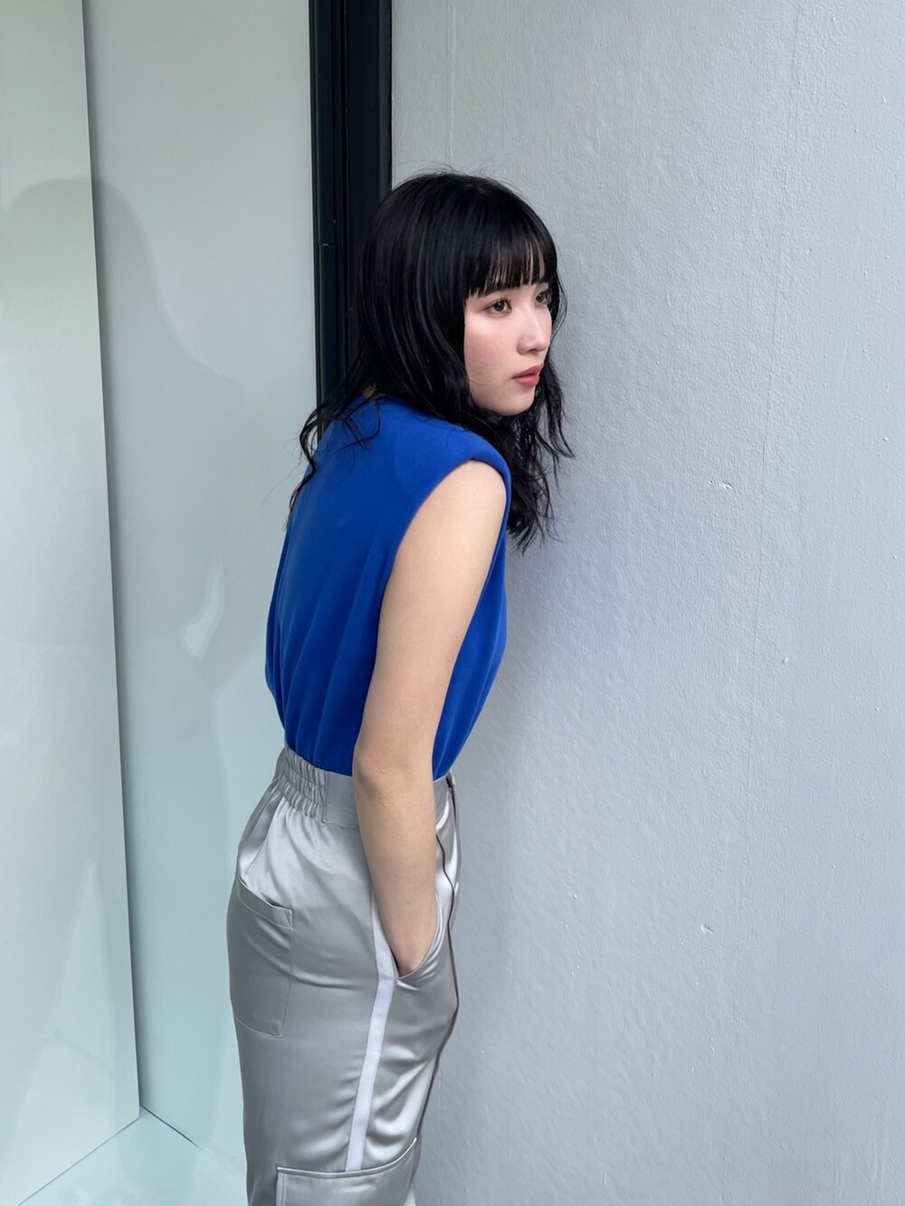 ブルー系のTシャツ/カットソー、グレー系のスウェットパンツ、ブラック系のサンダルを着用したレディースの春コーディネートの4枚目の写真
