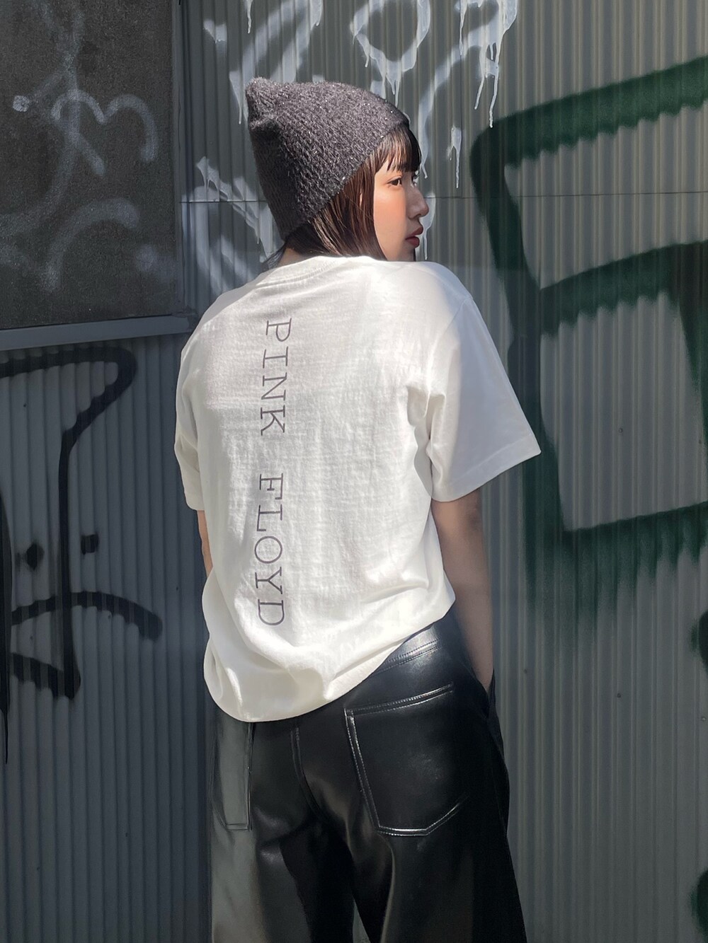 ブラック系のパンプス、ホワイト系のTシャツ/カットソーを着用したレディースの夏コーディネートの4枚目の写真