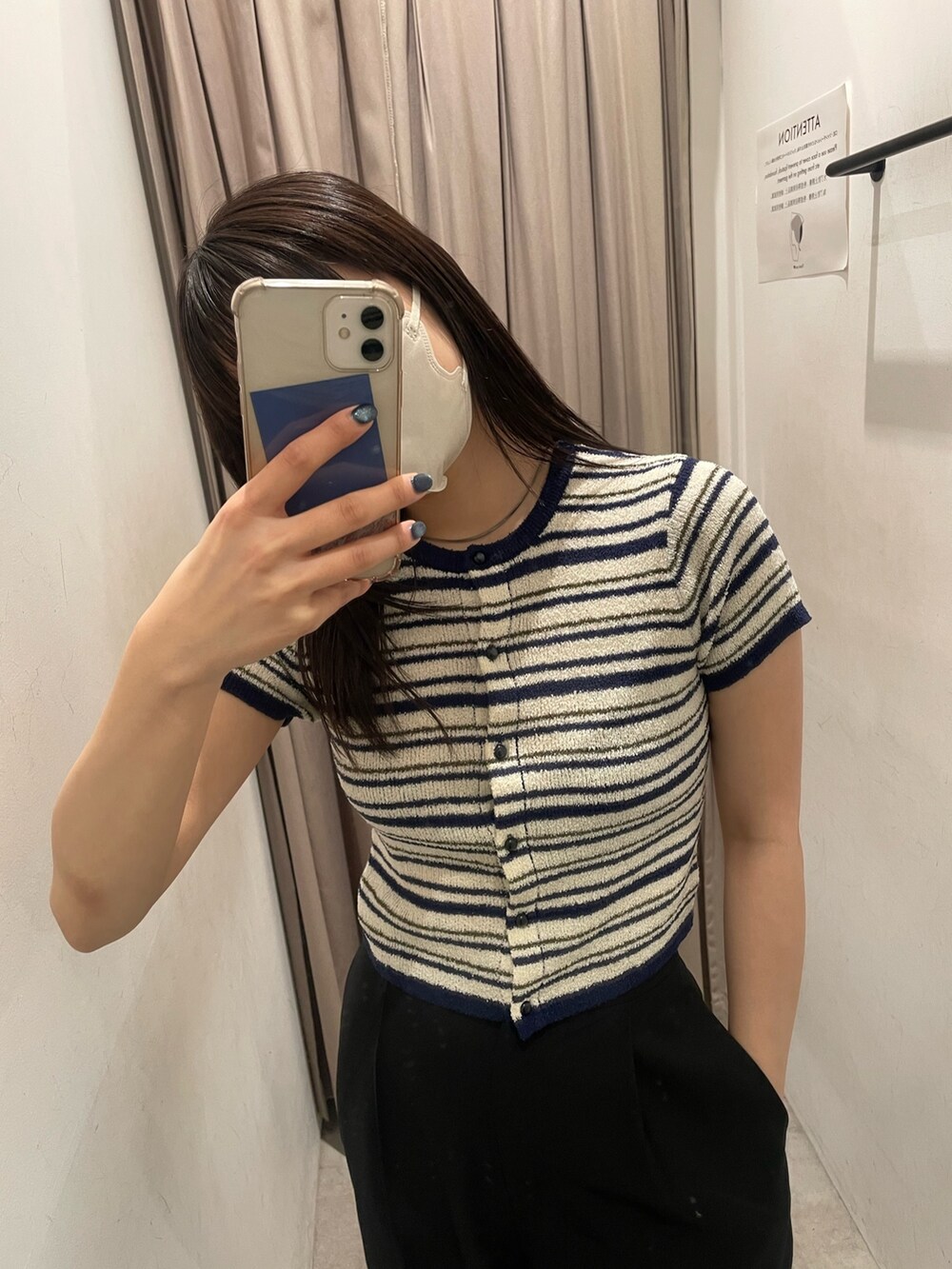 ブルー系のカーディガン/ボレロ、ブラック系のスラックス、ブラック系のサンダルを着用したレディースの春コーディネートの4枚目の写真