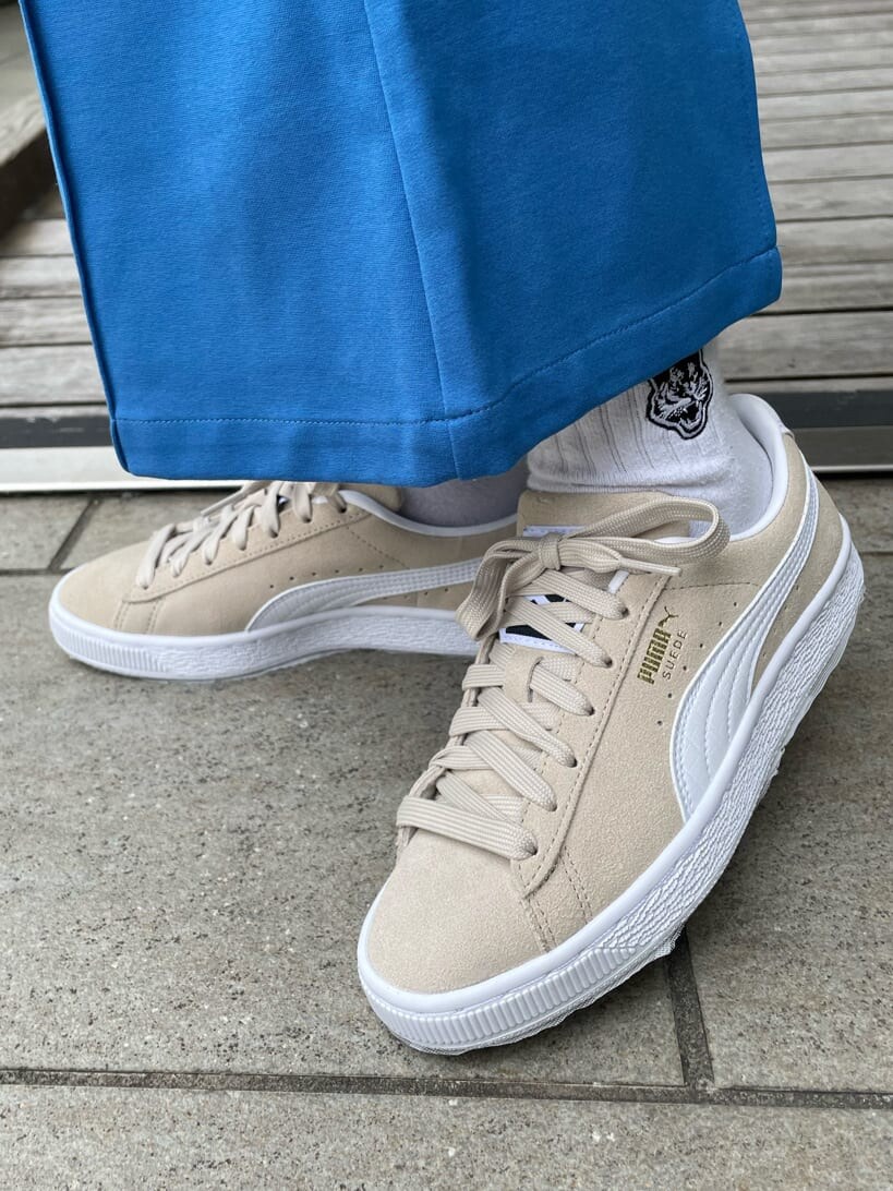 ベージュ系のスニーカー、ホワイト系のシャツ/ブラウス、ブルー系のスラックスを着用したレディースの春コーディネートの9枚目の写真