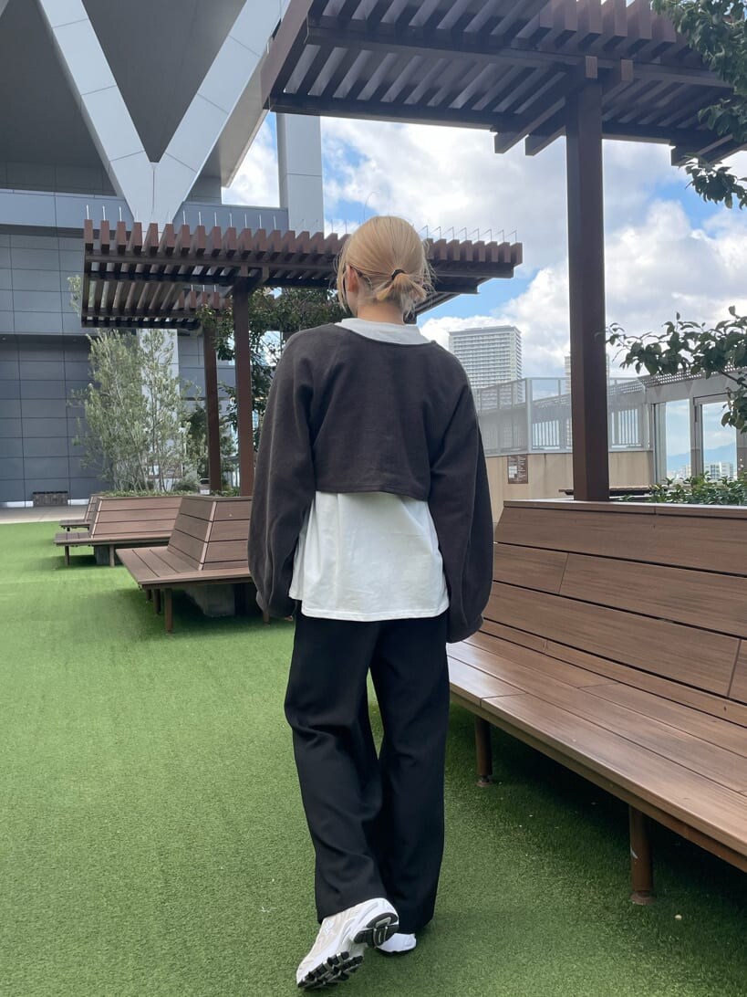 ブラック系のスラックス、グレー系のTシャツ/カットソーを着用したレディースの冬コーディネートの3枚目の写真