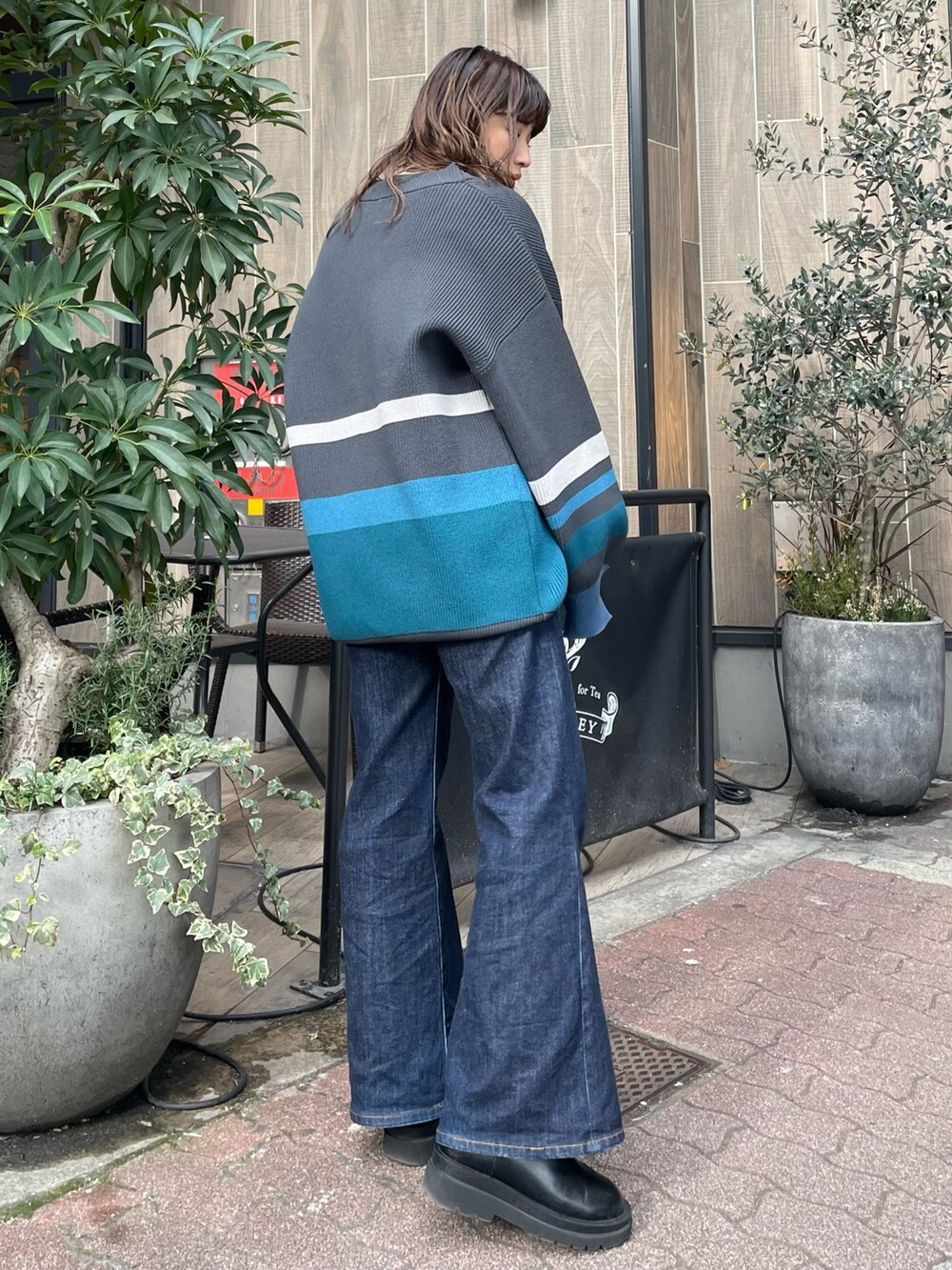 グレー系のカーディガン/ボレロを着用したレディースの冬コーディネートの4枚目の写真