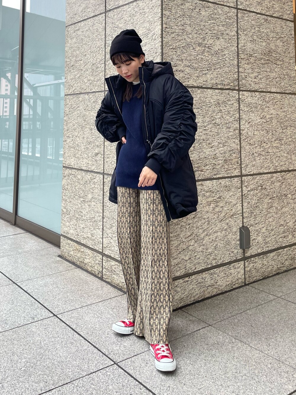 ブルー系のニット/セーター、ブラック系のブルゾンを着用したレディースの秋コーディネートの3枚目の写真