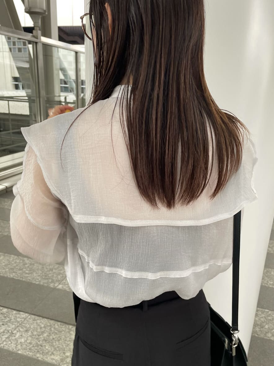 ブラック系のその他パンツ、ブラック系のサンダル、ホワイト系のシャツ/ブラウスを着用したレディースの夏コーディネートの9枚目の写真