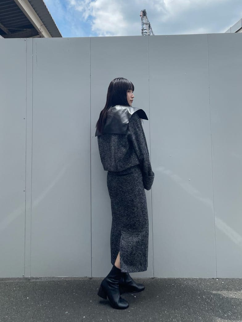 ブラック系のブーツ、ブラック系のブルゾン、ブラック系のスカートを着用したレディースの秋コーディネートの2枚目の写真