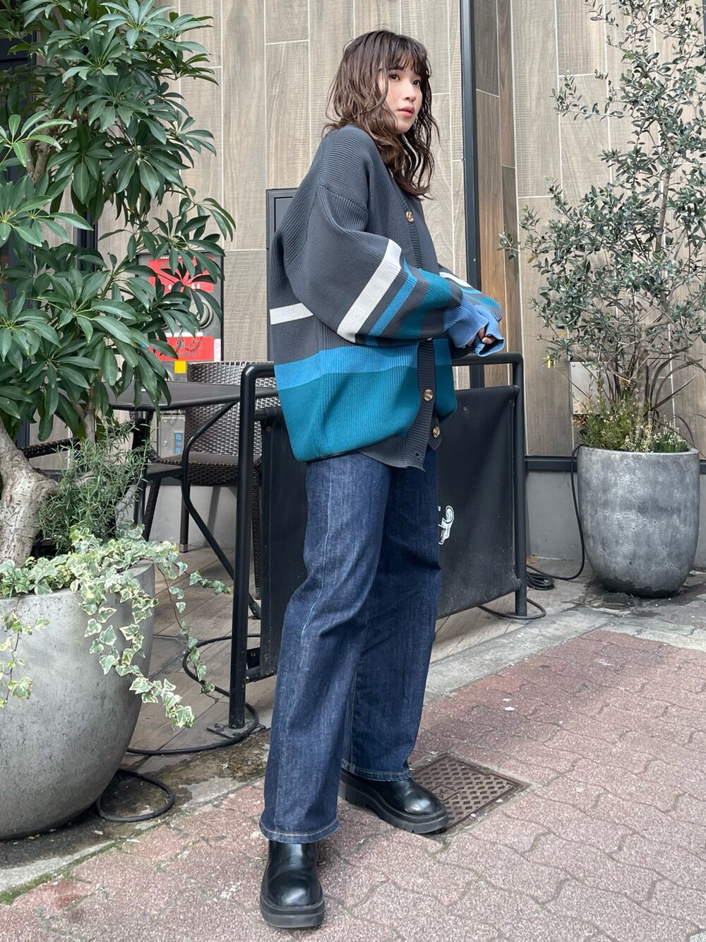 グレー系のカーディガン/ボレロを着用したレディースの冬コーディネートの3枚目の写真