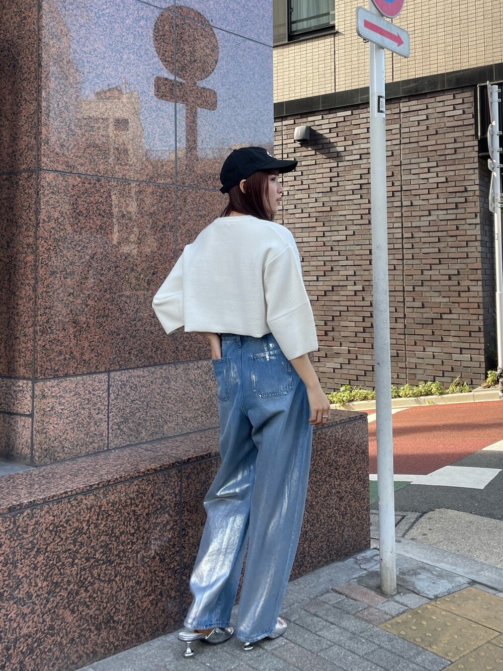 ホワイト系のニット/セーター、ブルー系のデニムパンツを着用したレディースの冬コーディネートの3枚目の写真